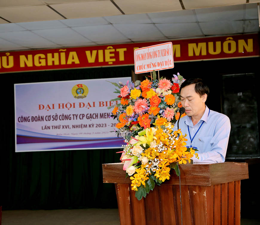 Đồng chí Nguyễn Cao Trung báo cáo thẩm tra tư cách đại biểu